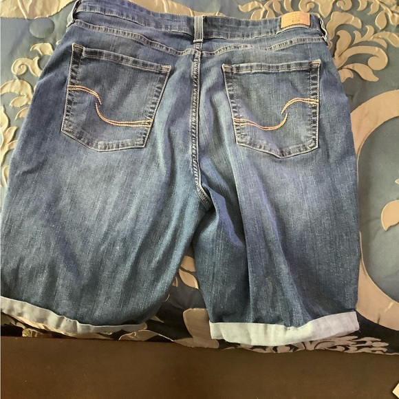 Levi’s Strauss Mid Rise Bermuda Shorts - Picture 2 of 3